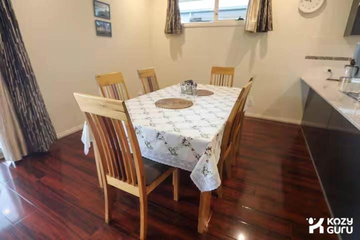 KozyGuru | Richmond | Stylish 3-Bedroom City Gem House in Adelaide