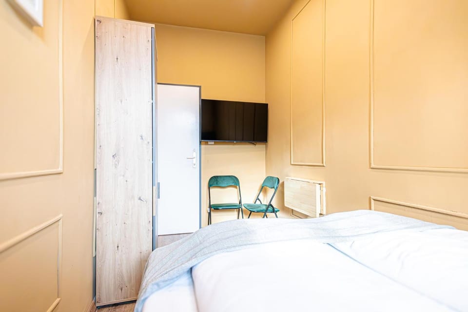 Bed, TV and multimedia, Bedroom, hair dresser, wardrobe