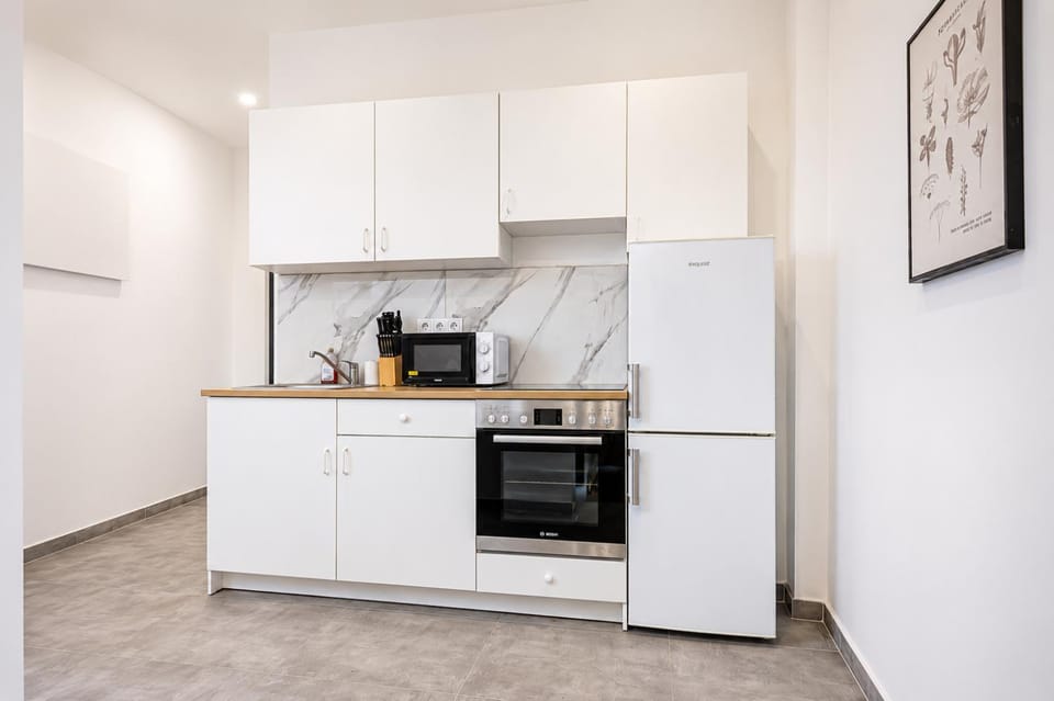 Coffee/tea facilities, Kitchen or kitchenette, oven, stove