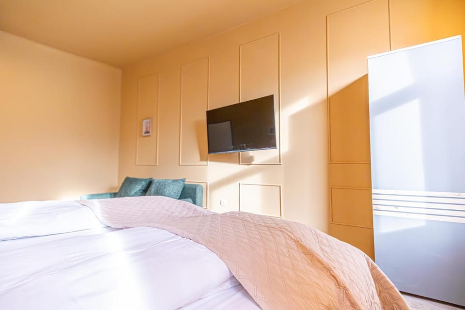 Bed, TV and multimedia, Bedroom, wardrobe