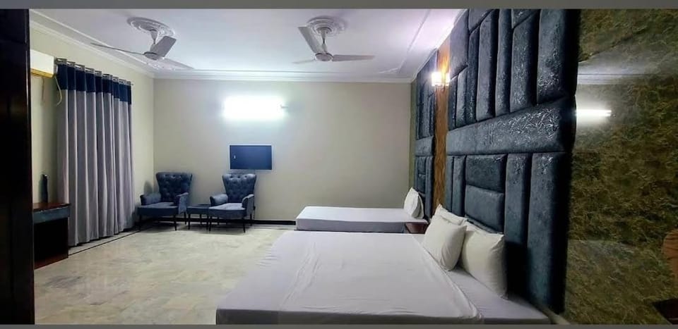 Bed, TV and multimedia, View (from property/room), Living room, Photo of the whole room, Seating area, Bedroom, air conditioner