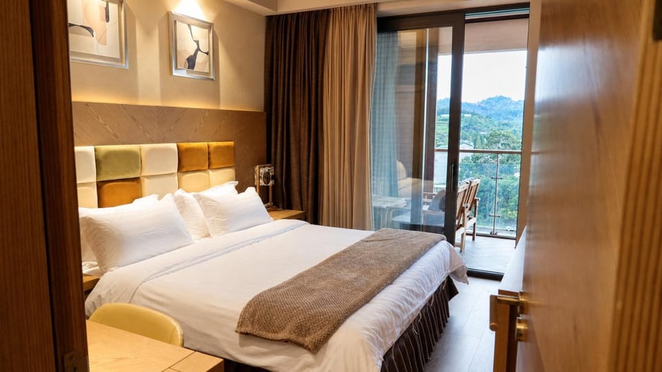 Bed, Natural landscape, Photo of the whole room, Bedroom, Mountain view