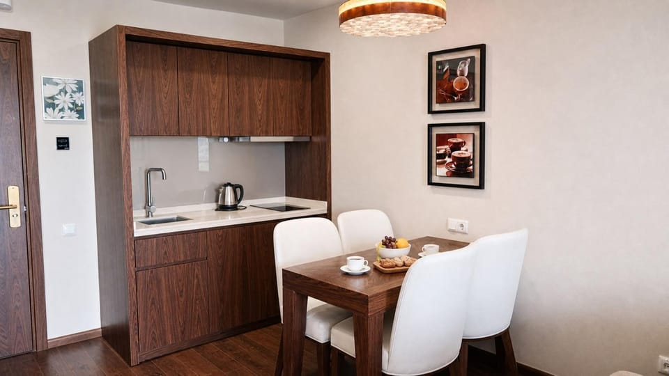 Kitchen or kitchenette, Dining area, kitchen