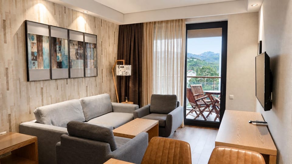 Communal lounge/ TV room, Natural landscape, TV and multimedia, Living room, Seating area, Evening entertainment, Mountain view