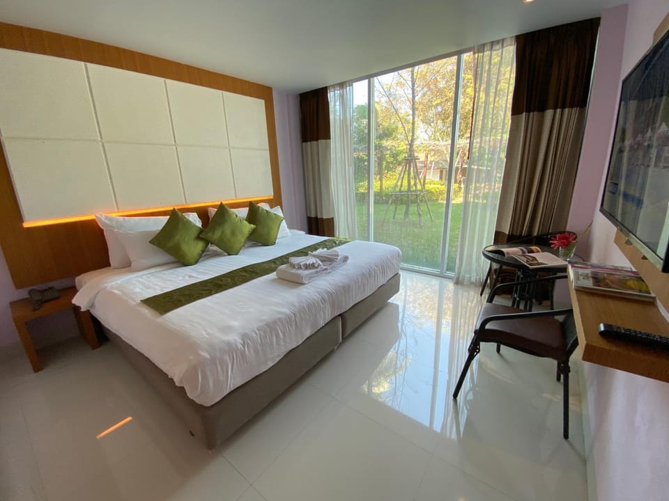 Bed, Photo of the whole room, Garden view