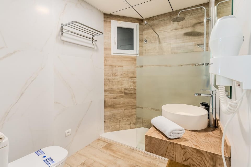 Shower, Toilet, Bathroom, bidet, towels