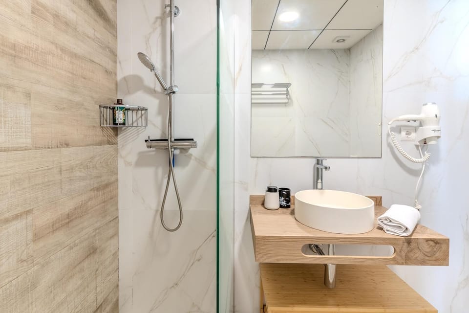 Shower, Toilet, Bathroom, towels