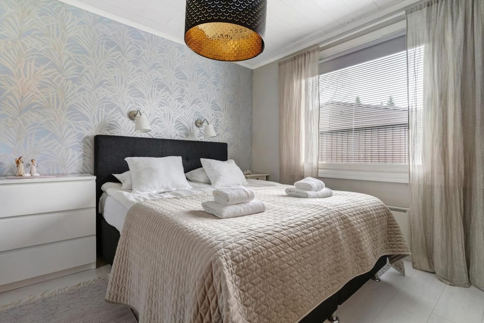 Bed, Bedroom, towels