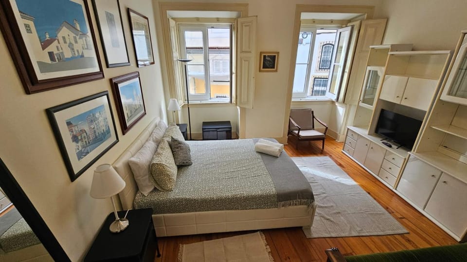 Bed, TV and multimedia, Photo of the whole room, Bedroom