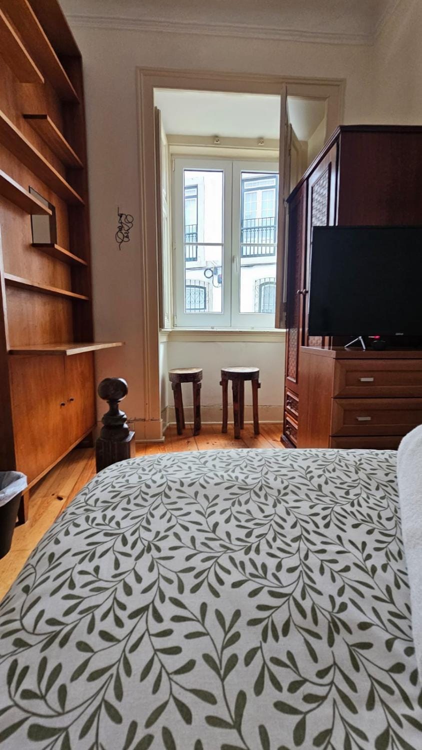 Bed, TV and multimedia, Photo of the whole room, Bedroom