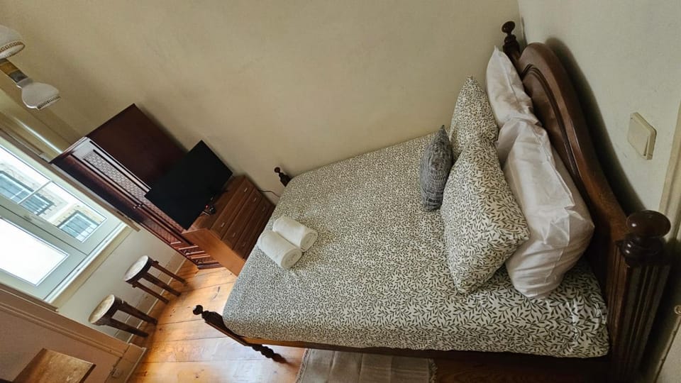 Bed, TV and multimedia, Photo of the whole room, Bedroom