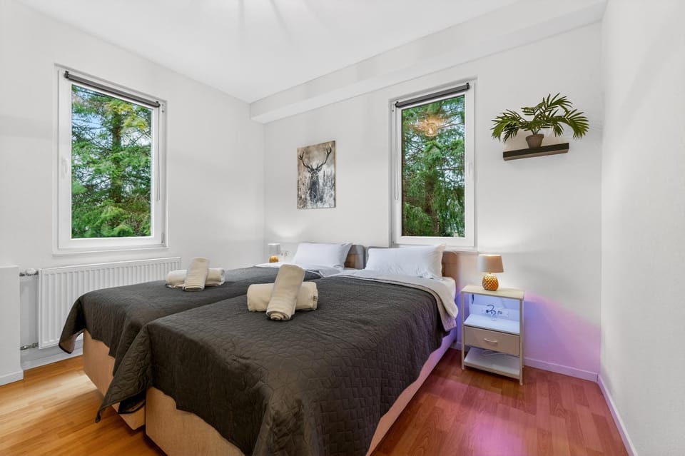 Bed, Bedroom, towels
