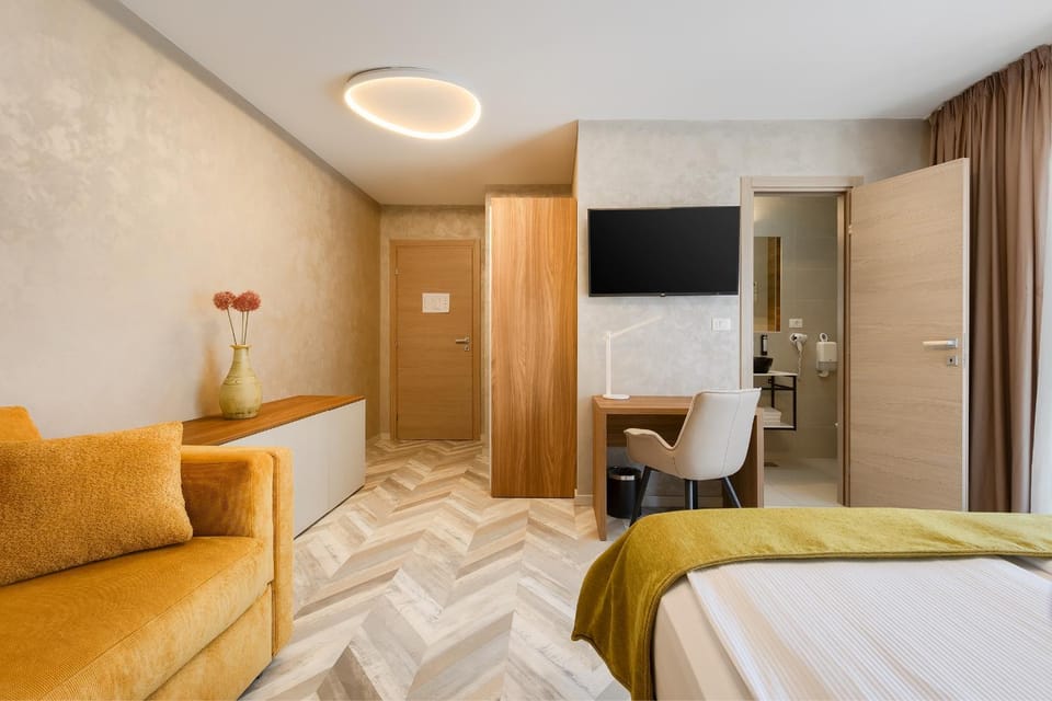 Bed, TV and multimedia, Photo of the whole room, Bedroom