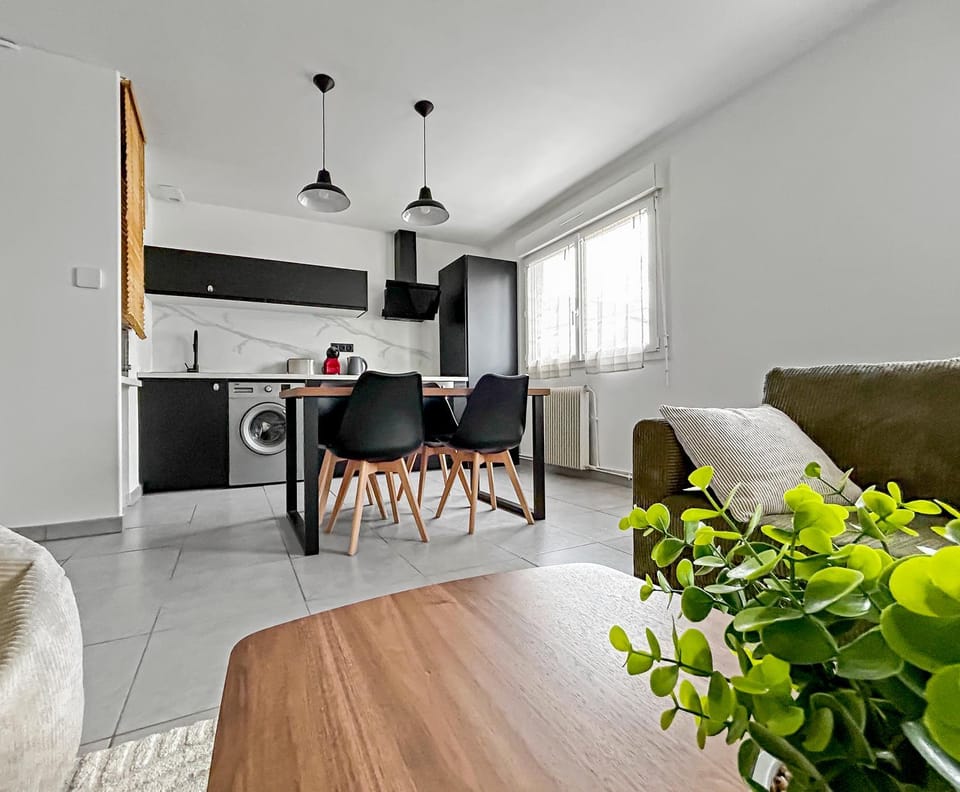 Kitchen or kitchenette, Seating area, Dining area