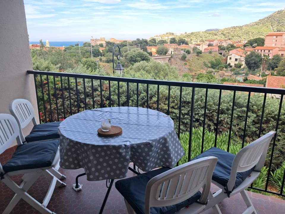 View (from property/room), Balcony/Terrace, Balcony/Terrace, Dining area, City view, Mountain view, Sea view