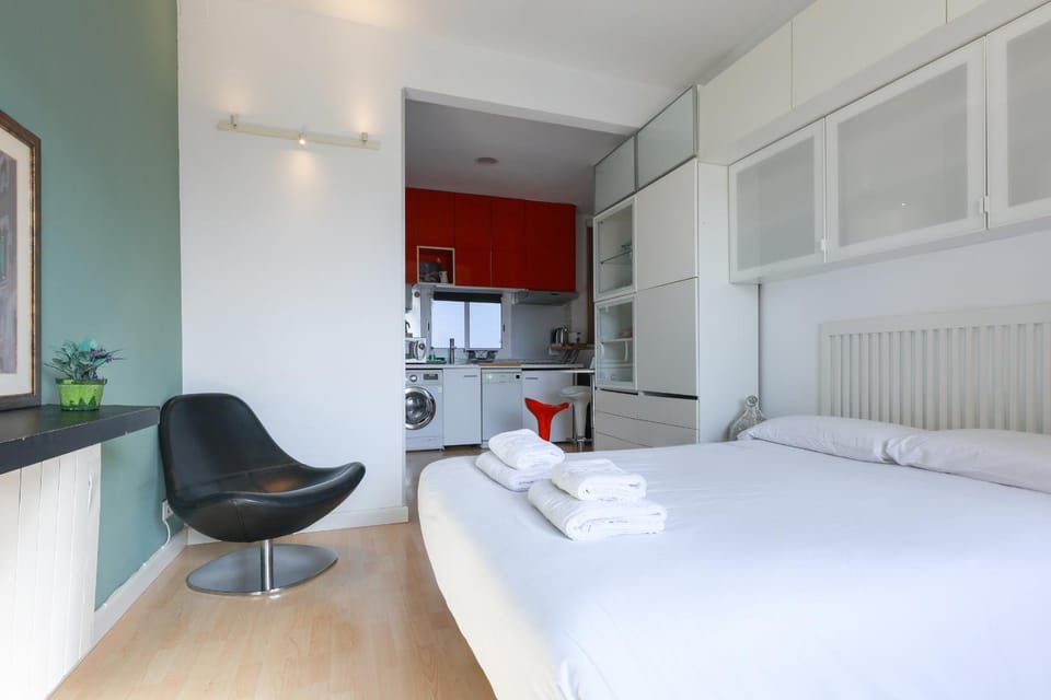 Bed, Kitchen or kitchenette, Living room