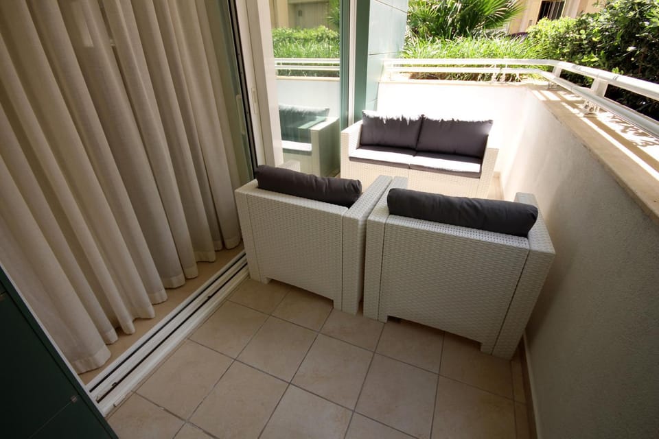Balcony/Terrace, Street view