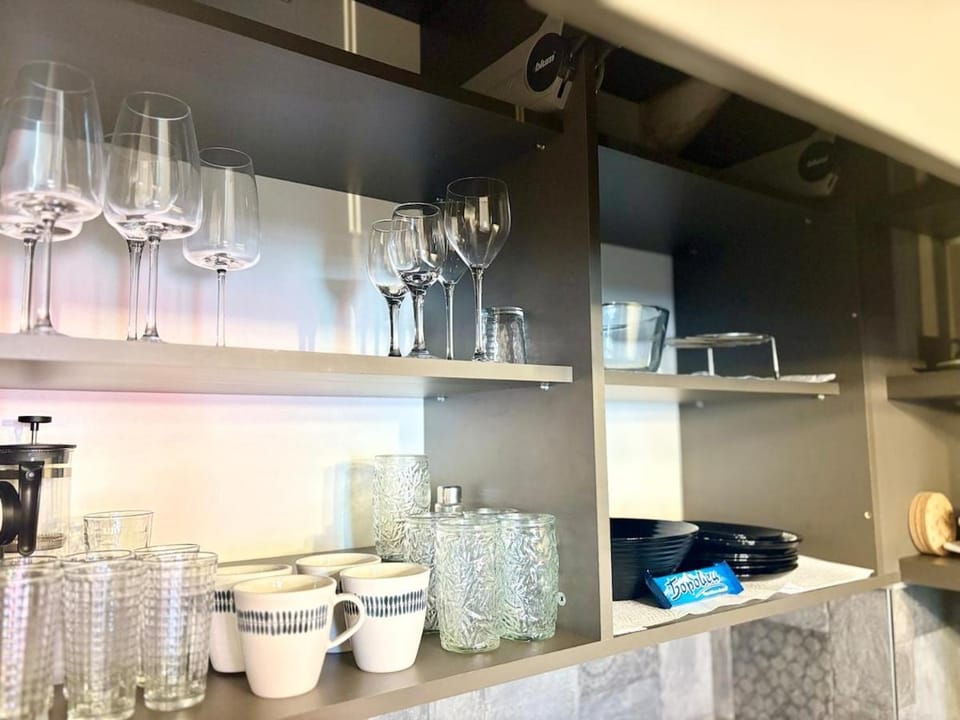 Coffee/tea facilities, Kitchen or kitchenette, stove