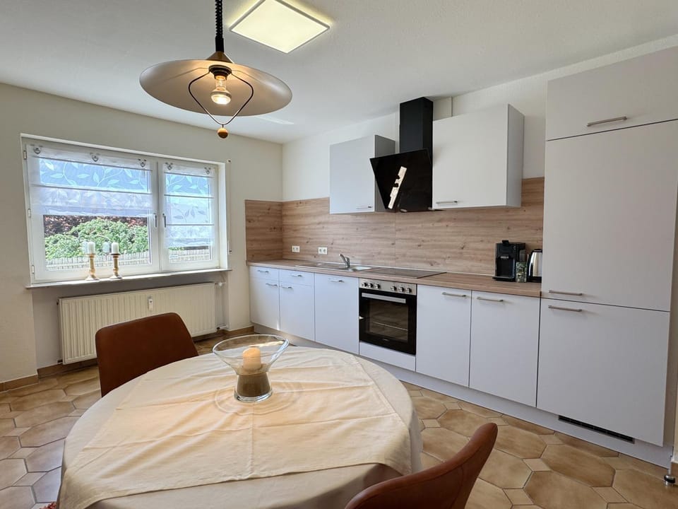 Kitchen or kitchenette, Dining area, oven, stove