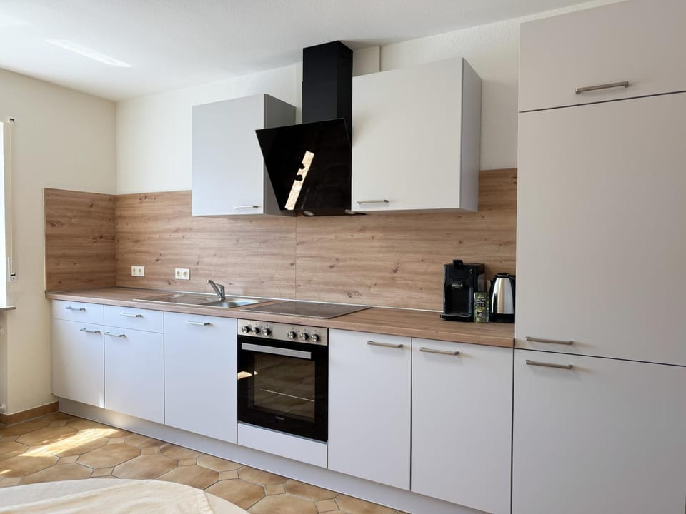Coffee/tea facilities, Kitchen or kitchenette, microwave, oven, stove