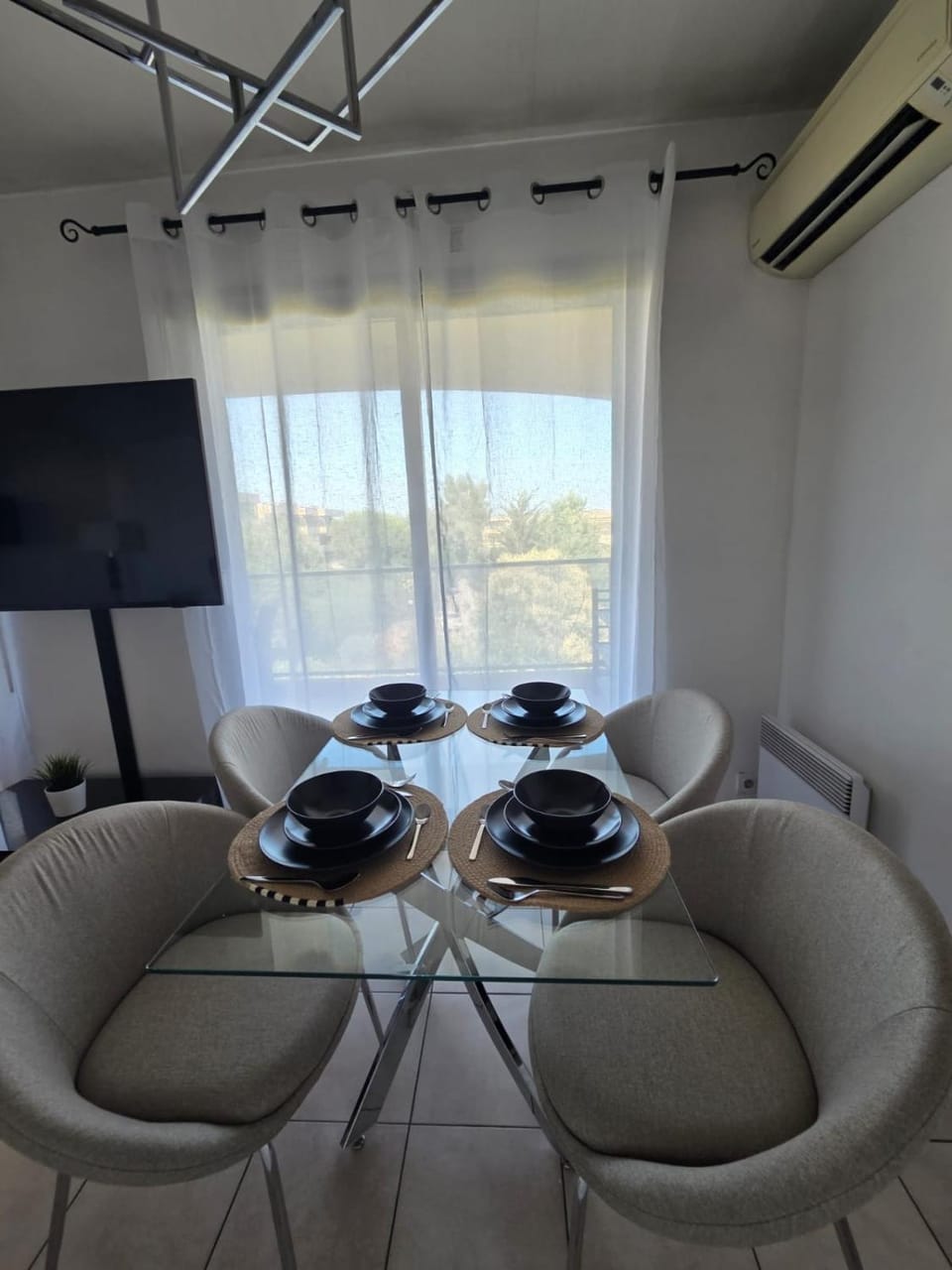 Charming 2 bedroom with sea view, pool and parking Apartment in Antibes