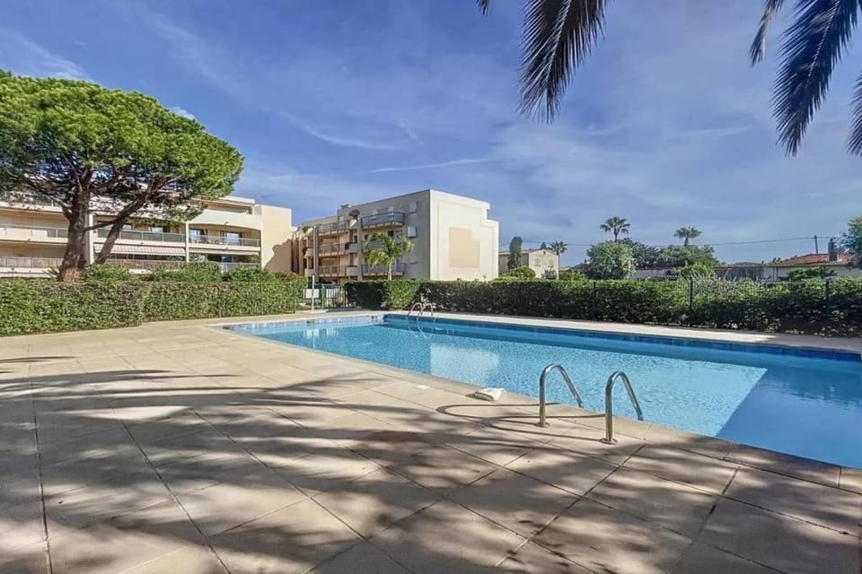 Charming 2 bedroom with sea view, pool and parking Apartment in Antibes