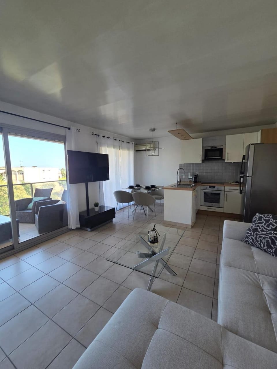 Charming 2 bedroom with sea view, pool and parking Apartment in Antibes