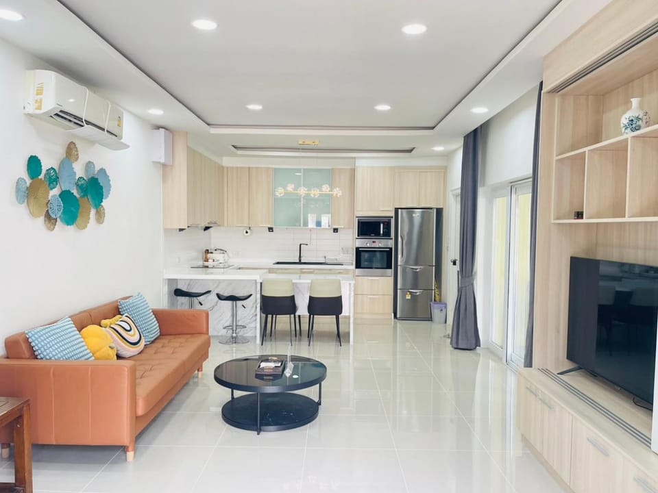 TV and multimedia, Kitchen or kitchenette, Living room, Seating area, Dining area, oven, pet friendly, stove
