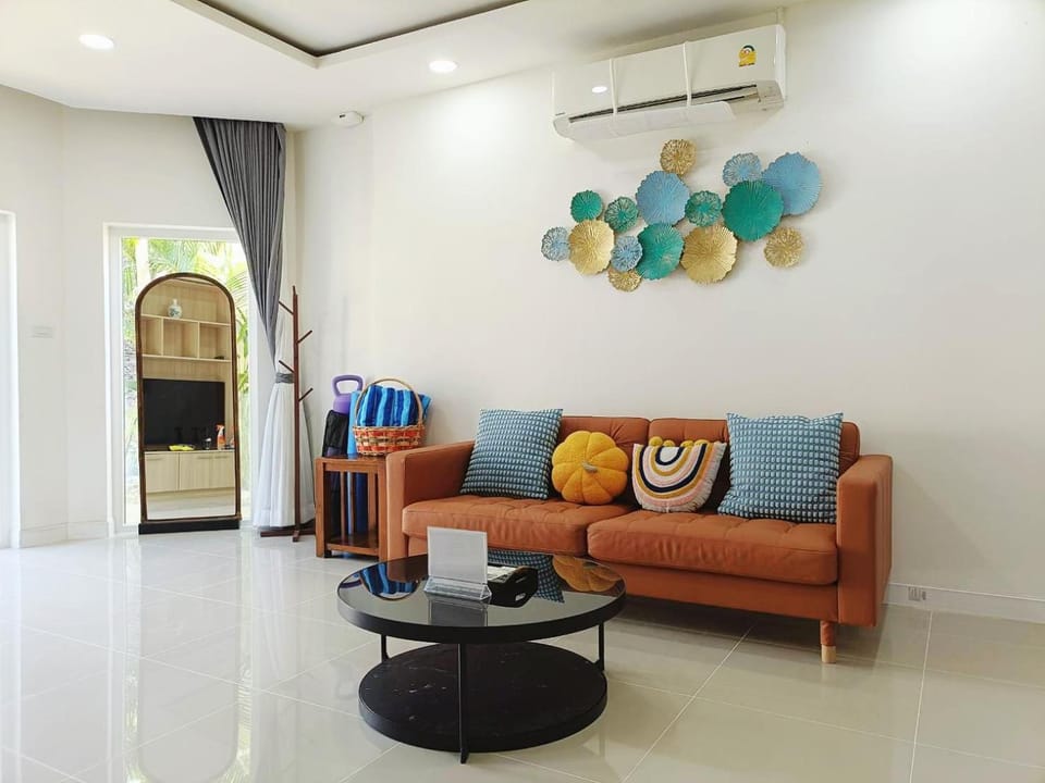 Living room, Seating area, air conditioner