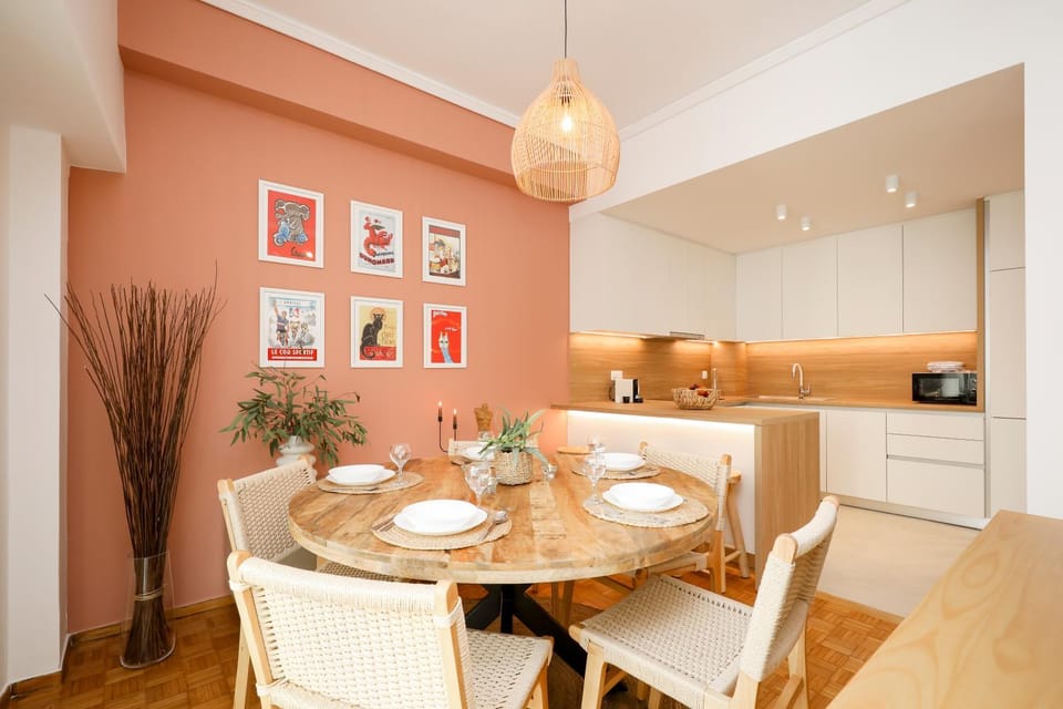 Kitchen or kitchenette, Seating area, Dining area
