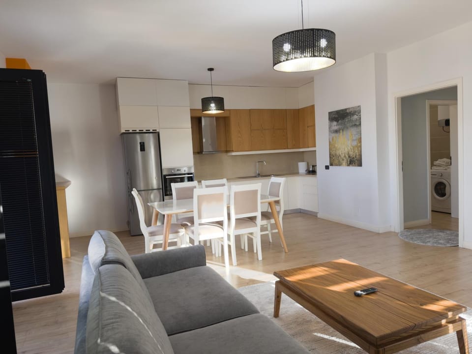 Kitchen or kitchenette, Living room, Seating area, Dining area, oven