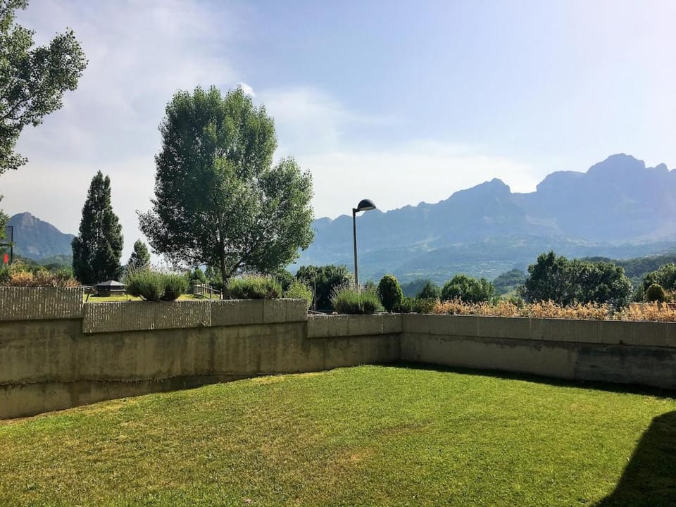 Casa con jardín y vistas a la montaña House in Aragon