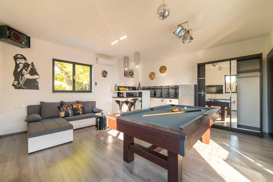 Kitchen or kitchenette, Living room, Seating area