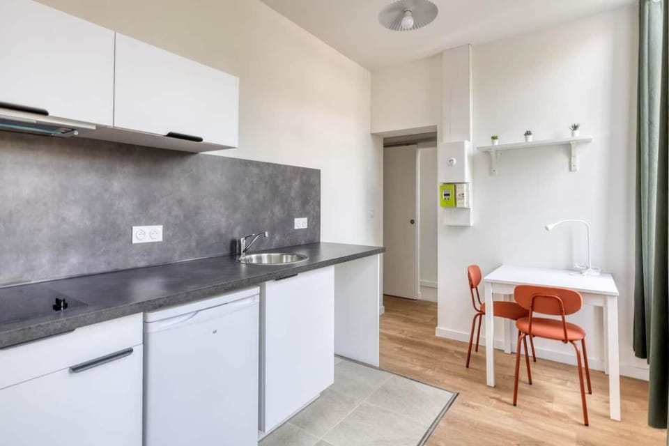 Kitchen or kitchenette, Dining area, stove