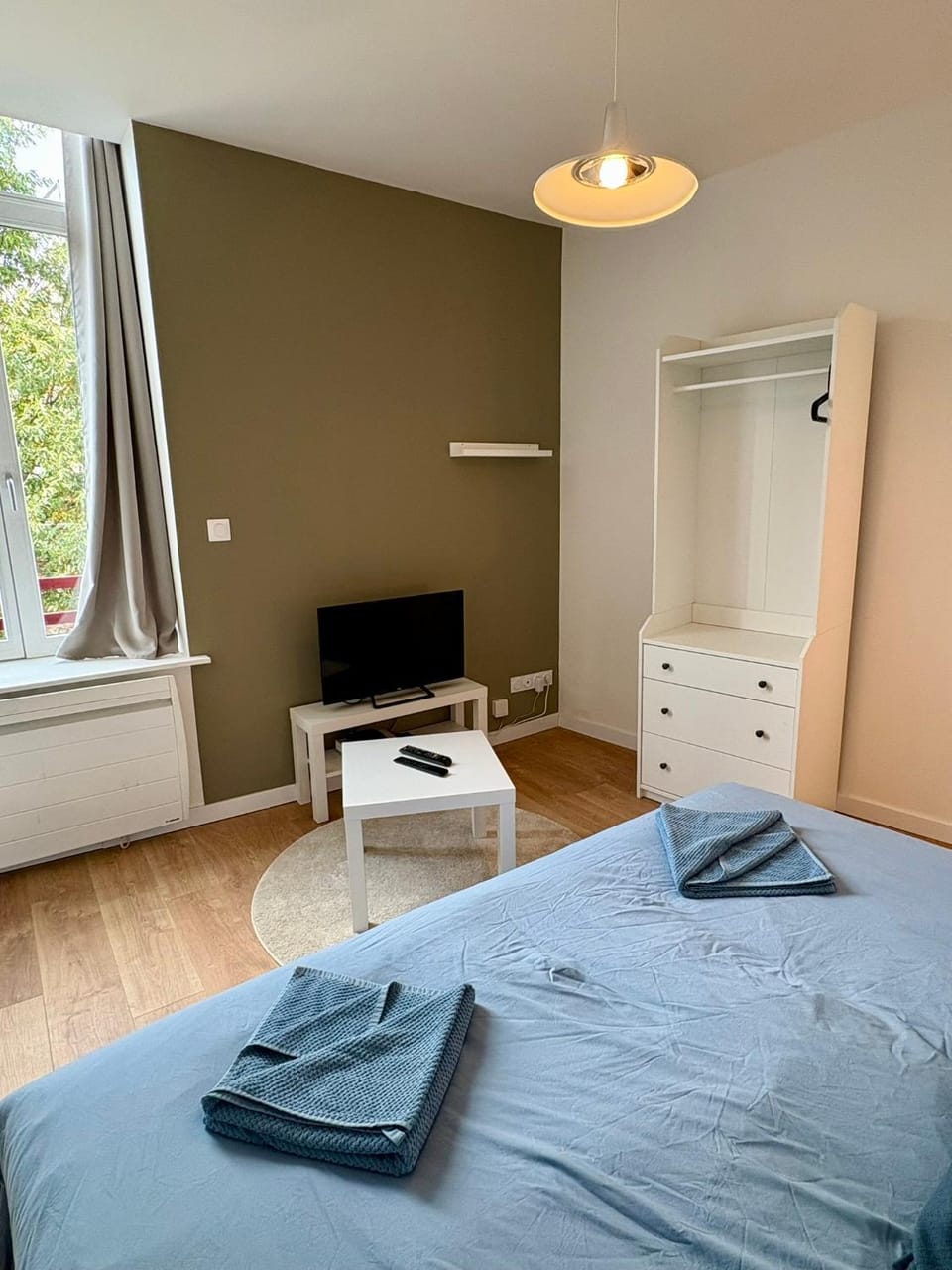 Bed, TV and multimedia, Photo of the whole room, Bedroom