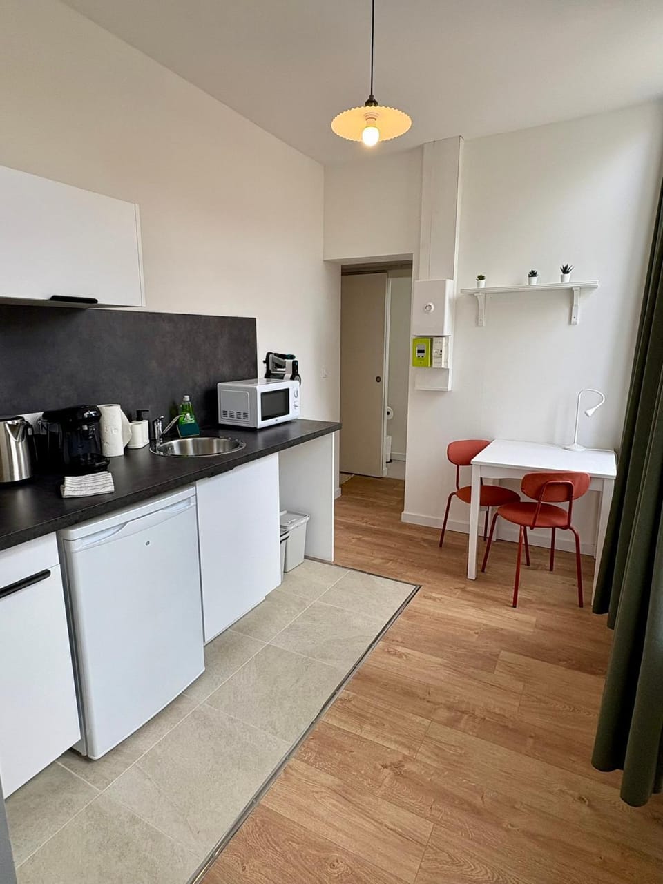 Coffee/tea facilities, Kitchen or kitchenette, Dining area, stove, toaster