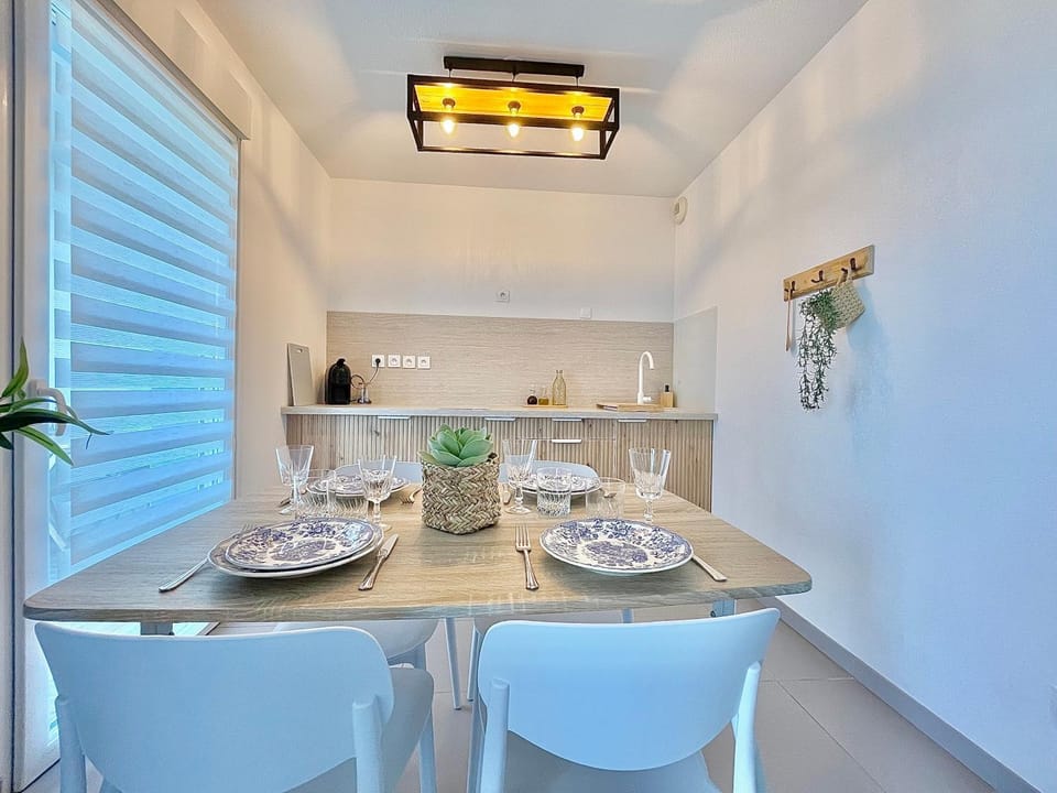 Kitchen or kitchenette, Dining area