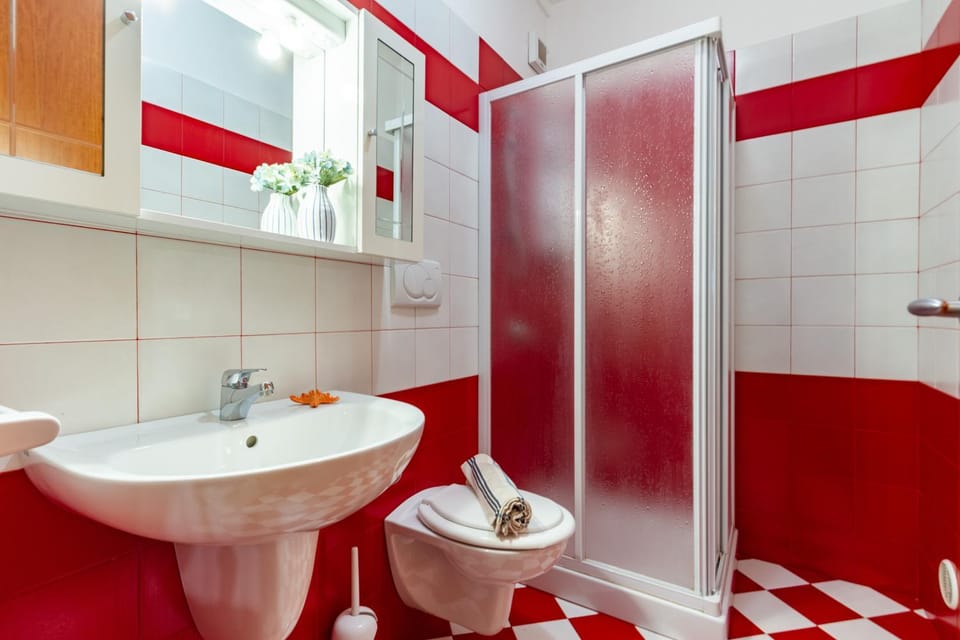 Shower, Toilet
