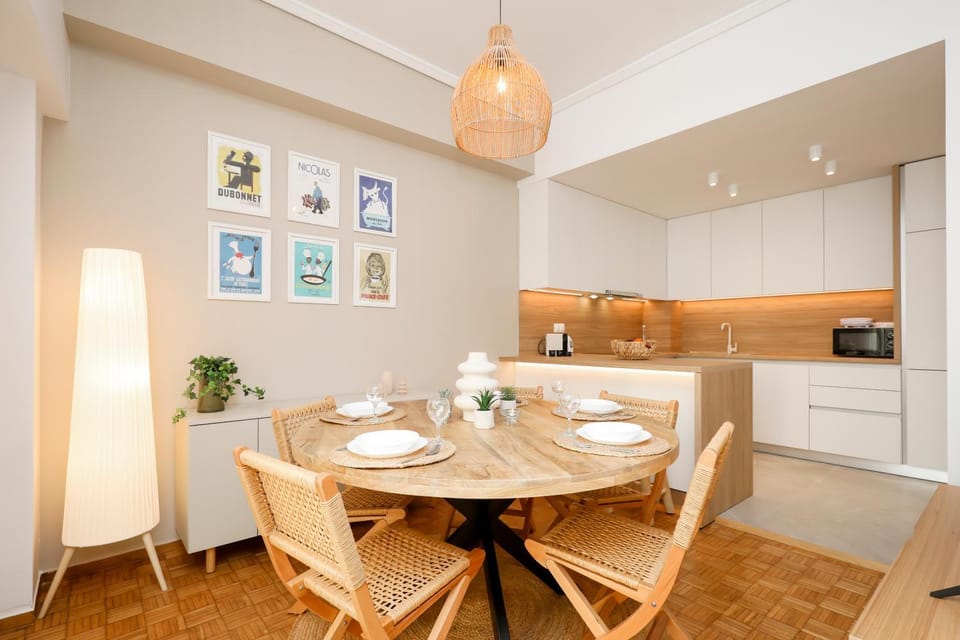 Kitchen or kitchenette, Seating area, Dining area, stove