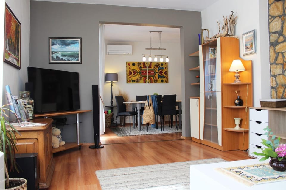 Communal lounge/ TV room, TV and multimedia, Living room, Seating area, Dining area