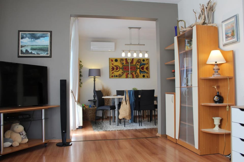 TV and multimedia, Living room, Dining area