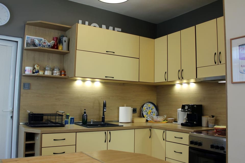 Coffee/tea facilities, Kitchen or kitchenette, oven, pet friendly, stove
