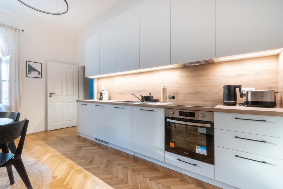 Coffee/tea facilities, Kitchen or kitchenette, Dining area, dishwasher, oven, stove, toaster
