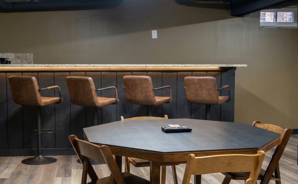 Seating area, Dining area