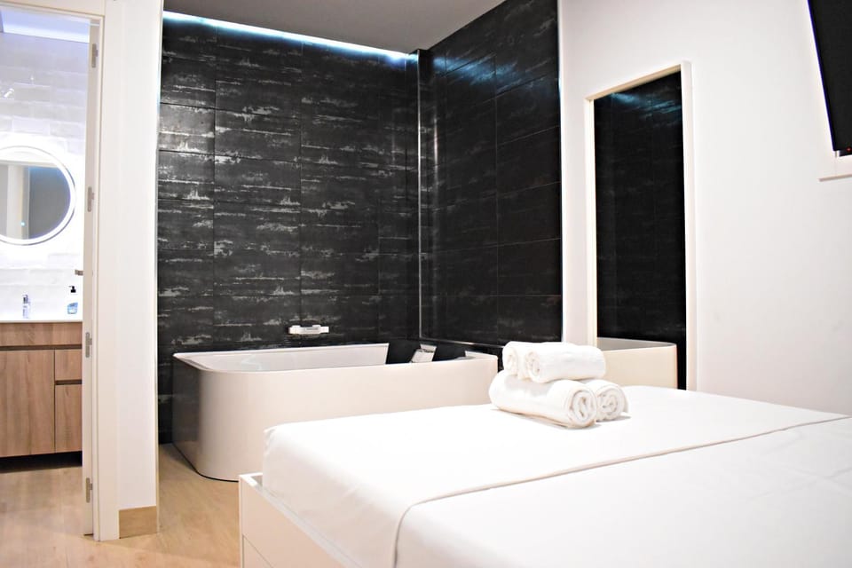 Bed, Bathroom, Photo of the whole room, Bedroom, towels