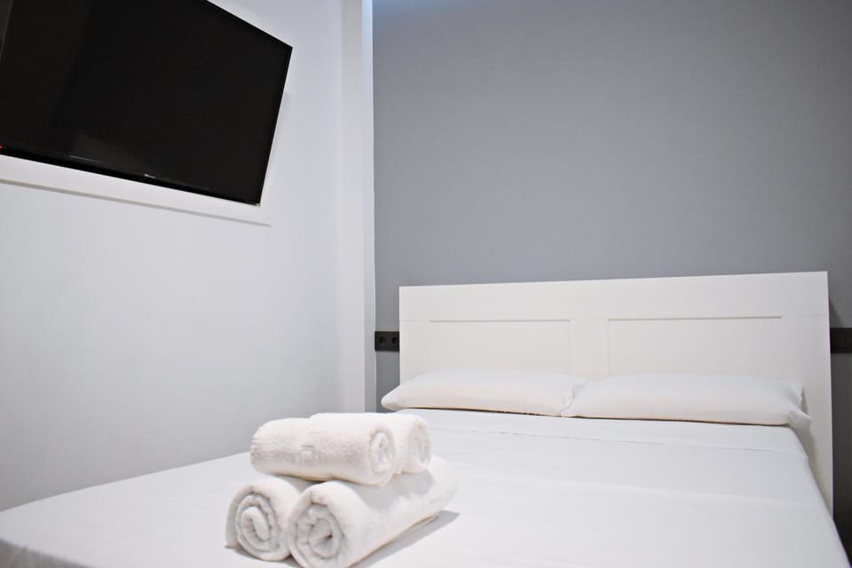 Bed, TV and multimedia, Bedroom, towels