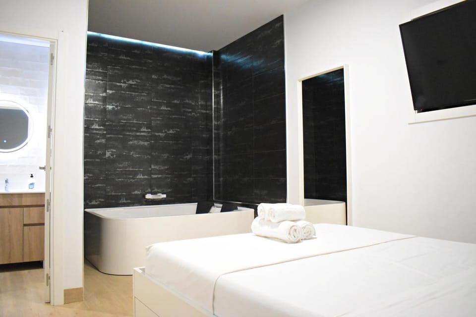 Bed, Hot Tub, Bathroom, TV and multimedia, Photo of the whole room, Bedroom, towels