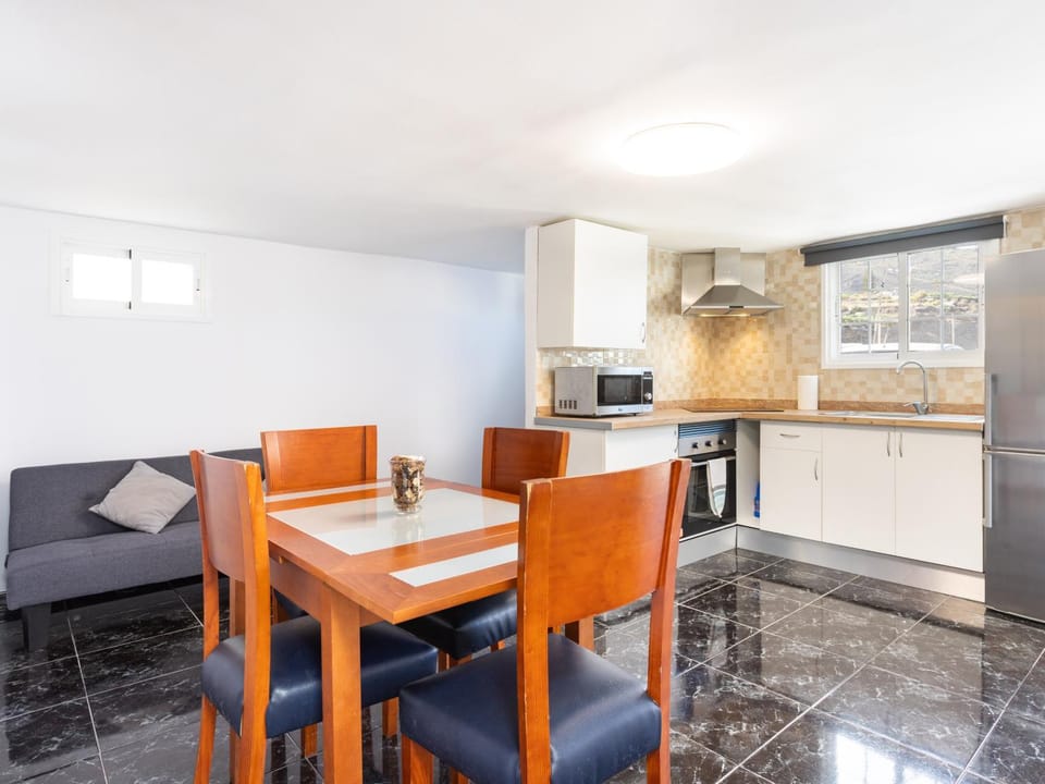 Kitchen or kitchenette, Dining area, microwave, oven