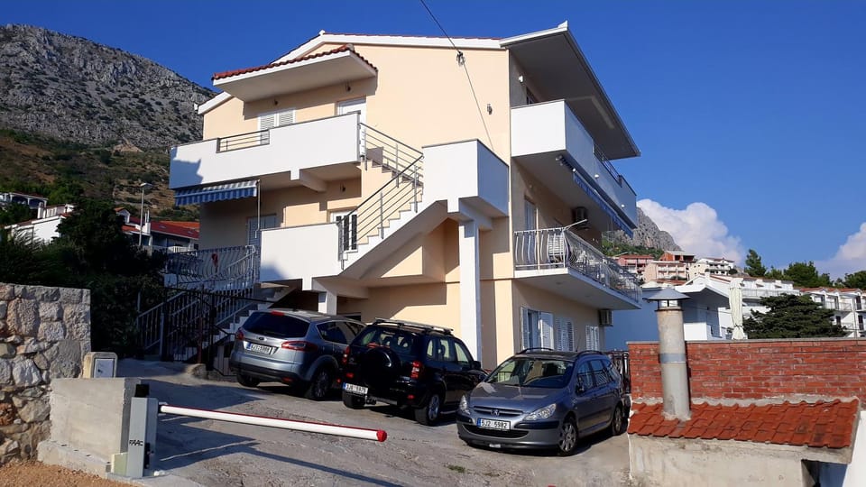 Property building, Facade/entrance, Sea view, Street view, Parking