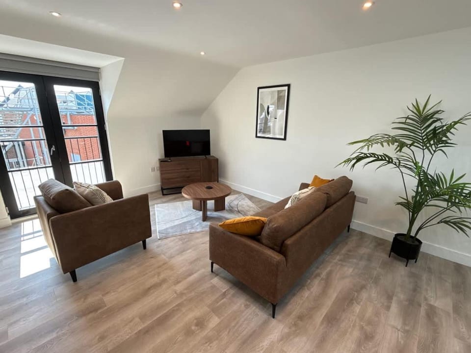 TV and multimedia, Living room, Seating area, Evening entertainment